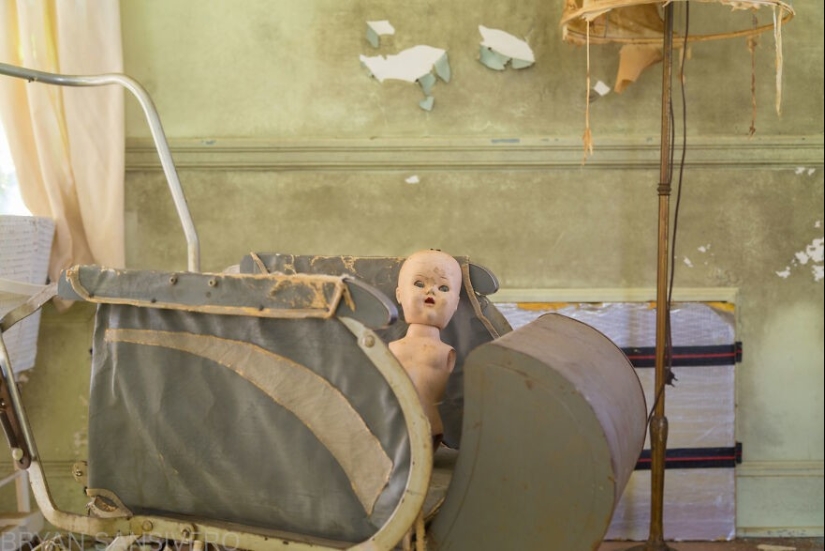 27 creepy photos of an abandoned farmstead