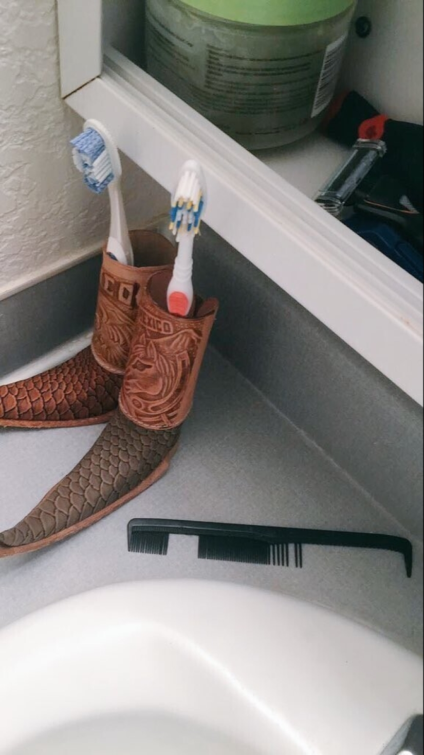 30 strange things that girls found in men's bathrooms and toilets