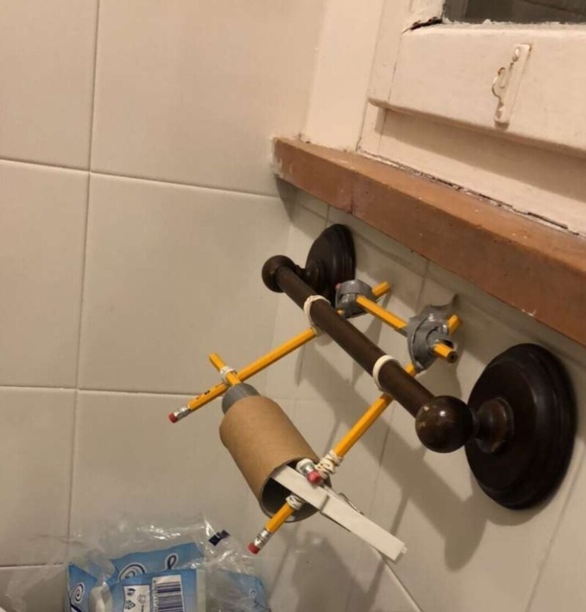 30 strange things that girls found in men's bathrooms and toilets