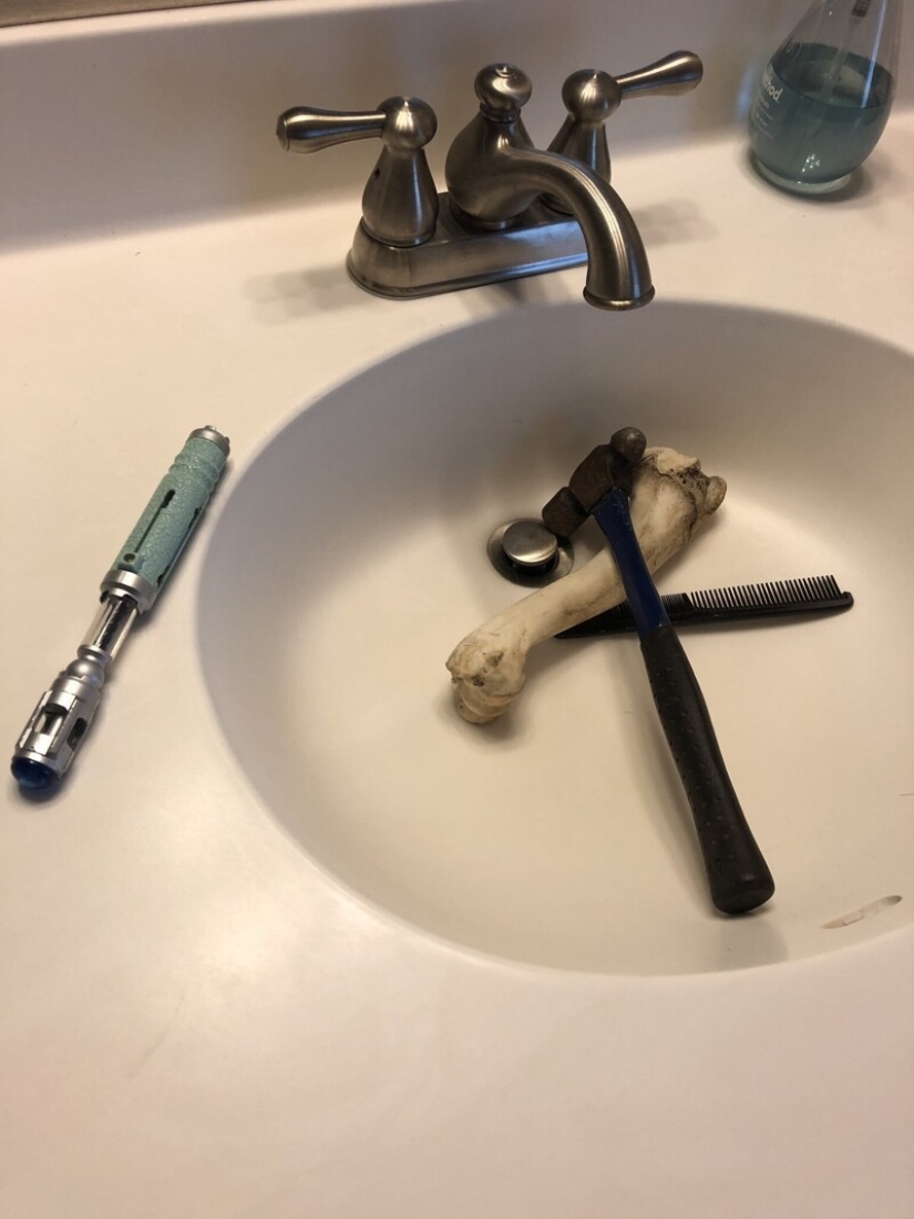 30 strange things that girls found in men's bathrooms and toilets