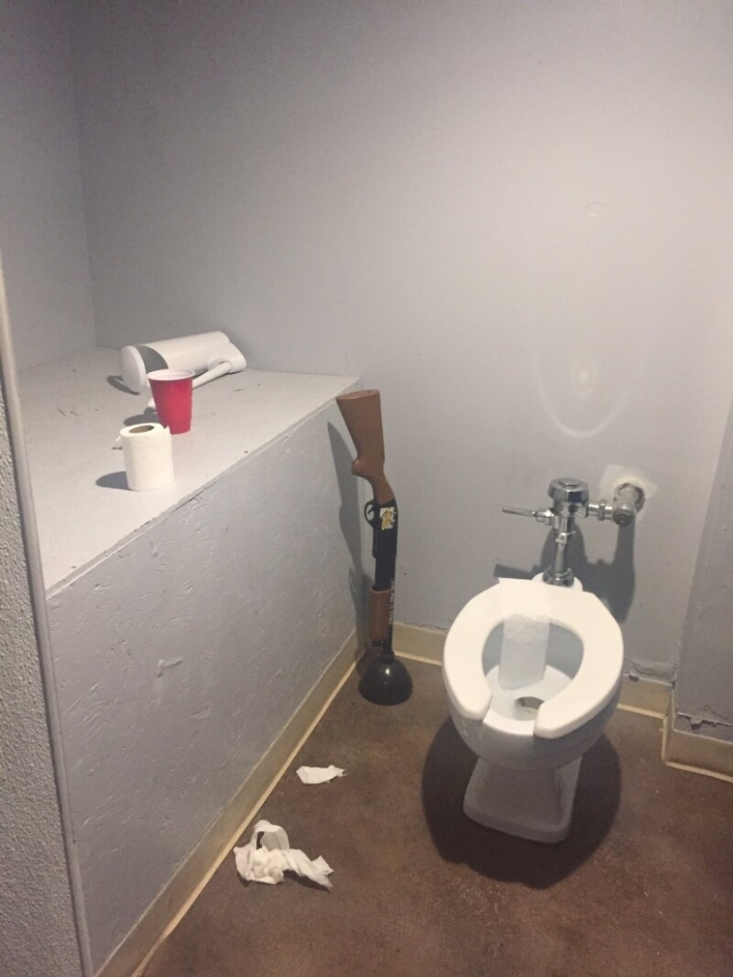 30 strange things that girls found in men's bathrooms and toilets