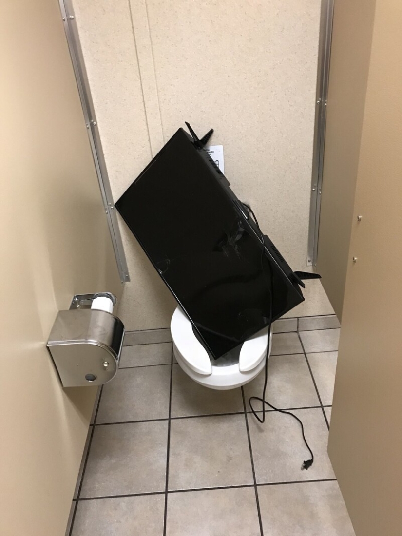 30 strange things that girls found in men's bathrooms and toilets