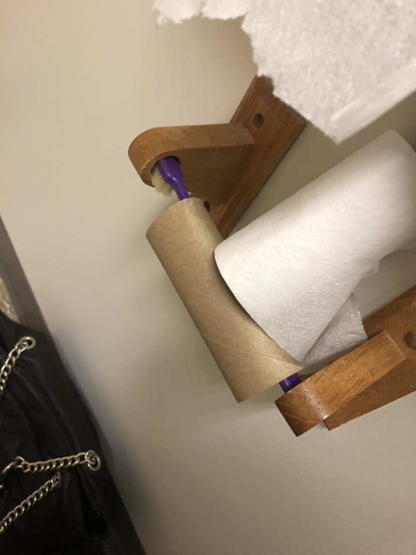 30 strange things that girls found in men's bathrooms and toilets