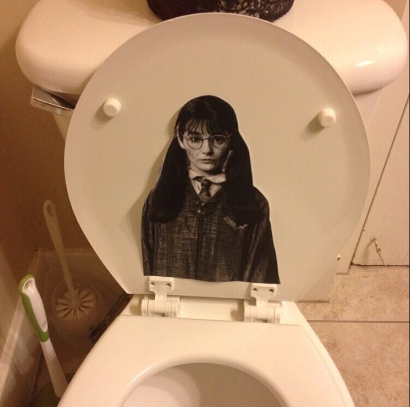 30 strange things that girls found in men's bathrooms and toilets