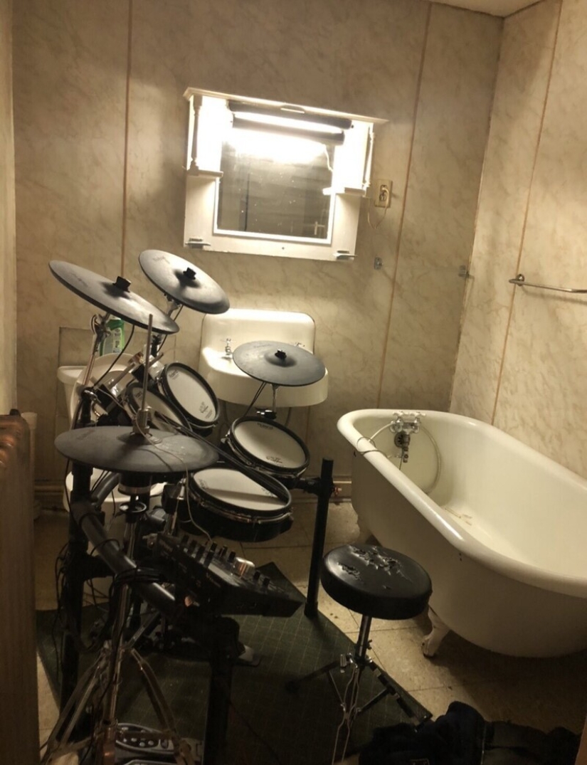 30 strange things that girls found in men's bathrooms and toilets