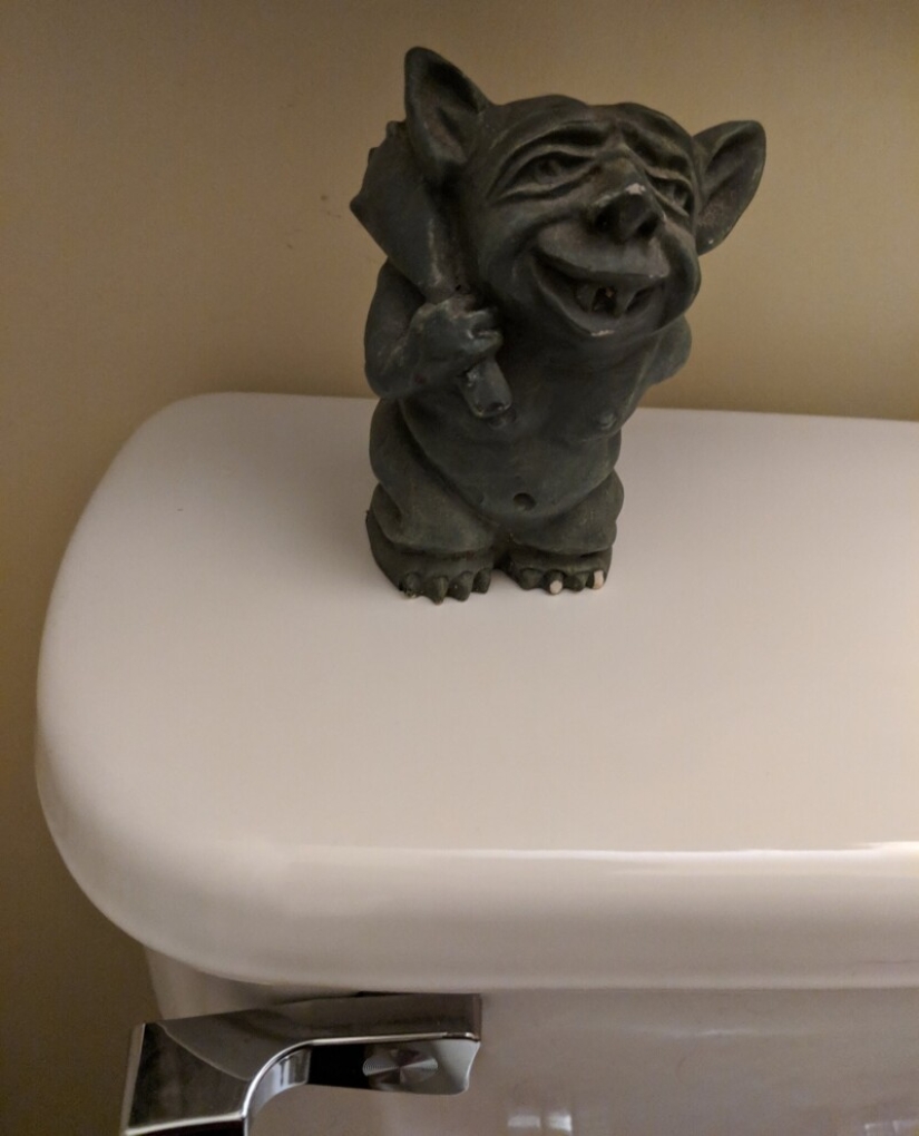 30 strange things that girls found in men's bathrooms and toilets