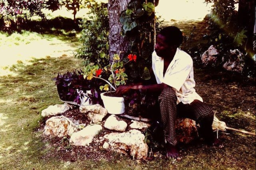 31 color photographs documenting life in Haiti in the 1970s 31 color photographs documenting life in Haiti in the 1970s