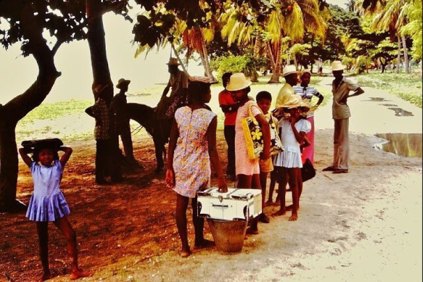 31 color photographs documenting life in Haiti in the 1970s 31 color photographs documenting life in Haiti in the 1970s