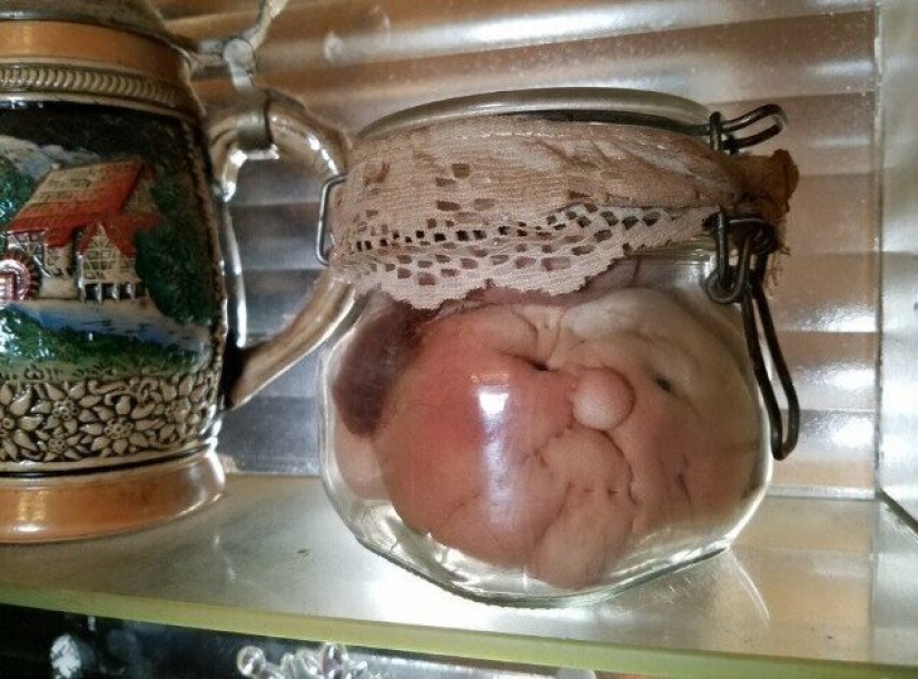33 ridiculous and bizarre things that people anxiously keep in the house