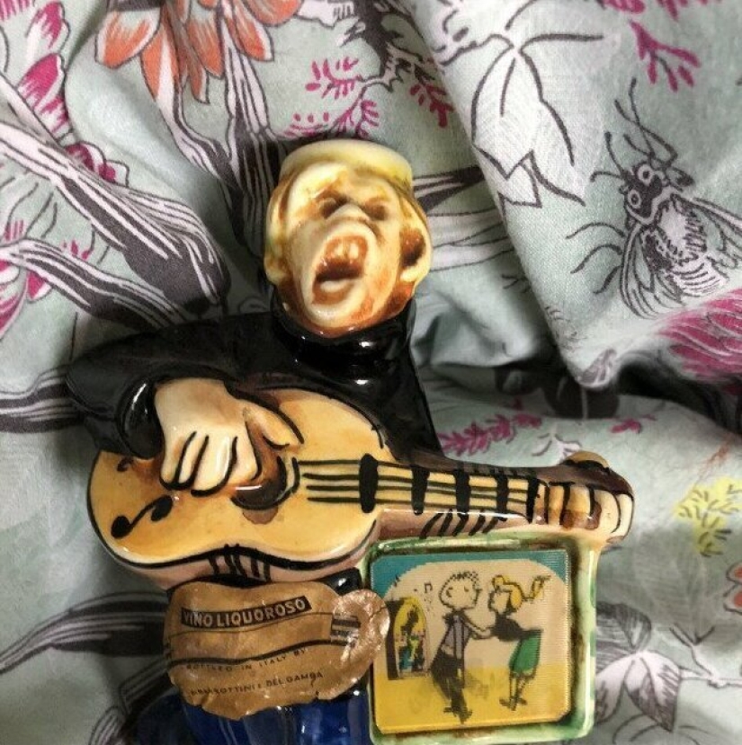 33 ridiculous and bizarre things that people anxiously keep in the house