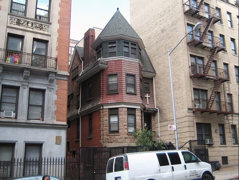 35 monuments to the perseverance of people who until recently refused to sell their home 35 monuments to the perseverance of people who until recently refused to sell their home