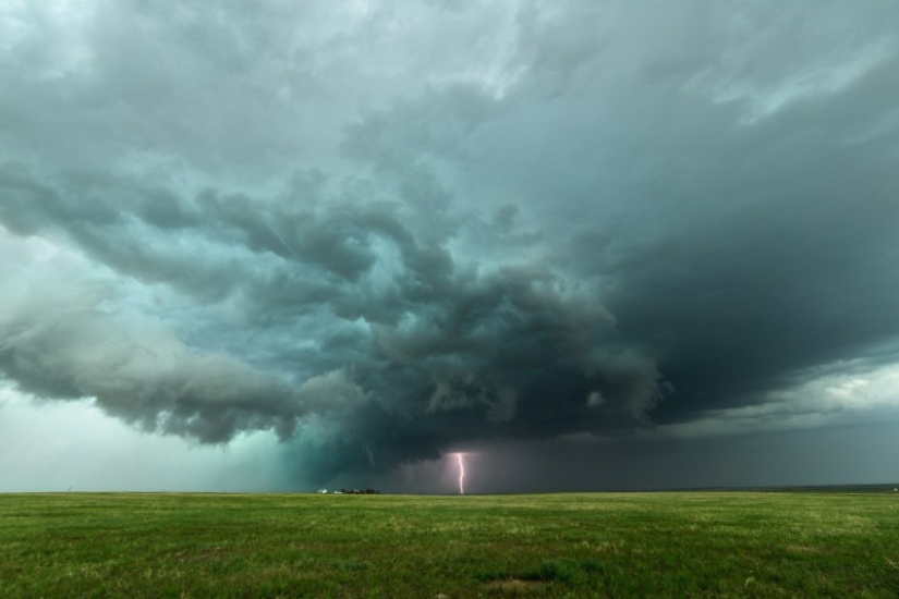 "45 000 kilómetros de la persecución": rampante elemento de los ojos de un Americano cazador de la tormenta "45 000 kilómetros de la persecución": rampante elemento de los ojos de un Americano cazador de la tormenta