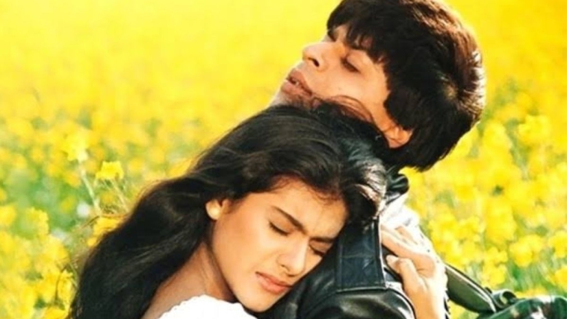 5 Romantic Hug Scenes From Bollywood Movies You Can Send To Your Partner