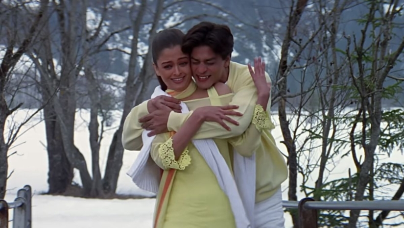 5 Romantic Hug Scenes From Bollywood Movies You Can Send To Your Partner