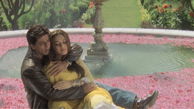 5 Romantic Hug Scenes From Bollywood Movies You Can Send To Your Partner
