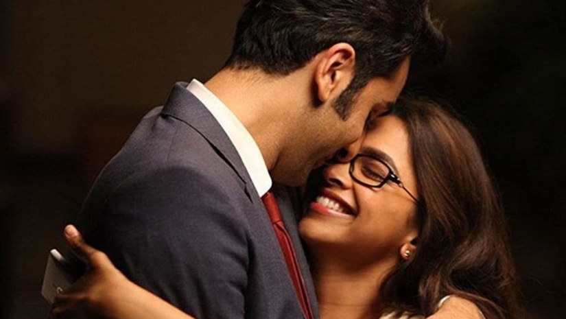5 Romantic Hug Scenes From Bollywood Movies You Can Send To Your Partner