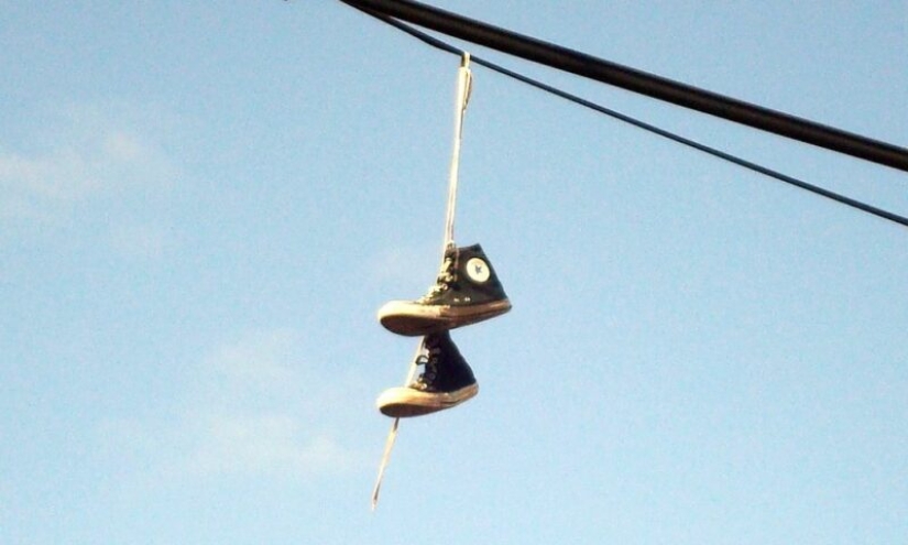 6 teorías que explican la extraña costumbre de colgar zapatos en cables