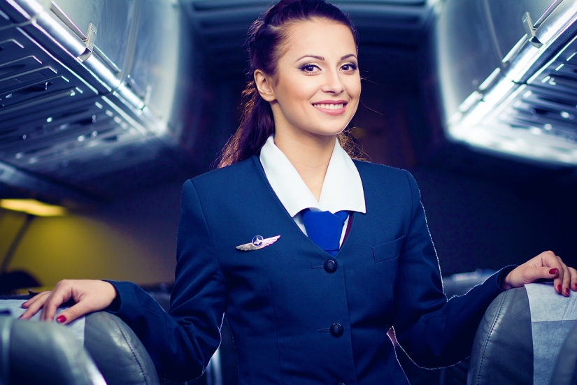 7 cosas que los asistentes de vuelo aprenden "imperceptiblemente" sobre los pasajeros al abordar un vuelo