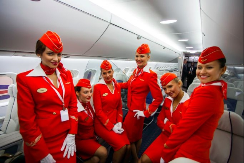 7 cosas que los asistentes de vuelo aprenden "imperceptiblemente" sobre los pasajeros al abordar un vuelo