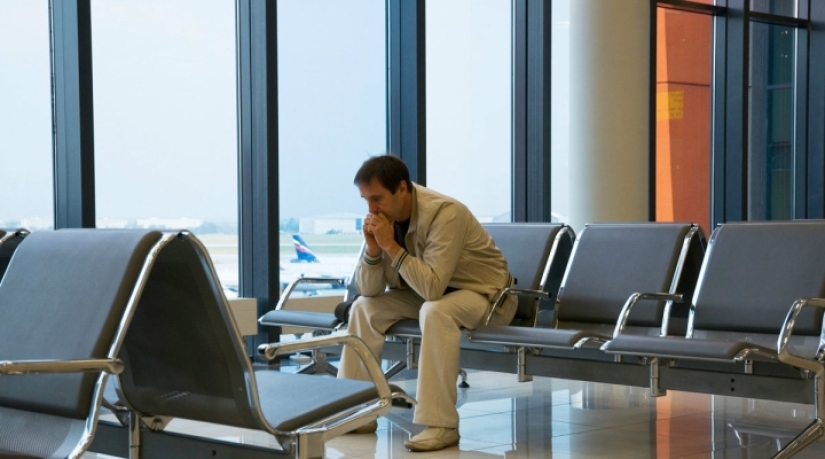 7 cosas que los asistentes de vuelo aprenden "imperceptiblemente" sobre los pasajeros al abordar un vuelo