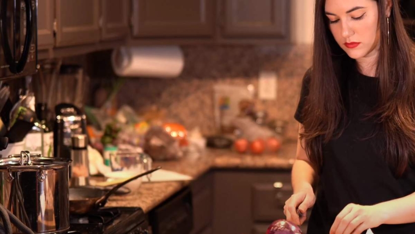 8 female Habits that attract Men 8 female Habits that attract Men