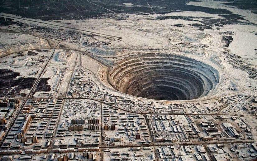 8 most impressive holes in the Earth's surface 8 most impressive holes in the Earth's surface