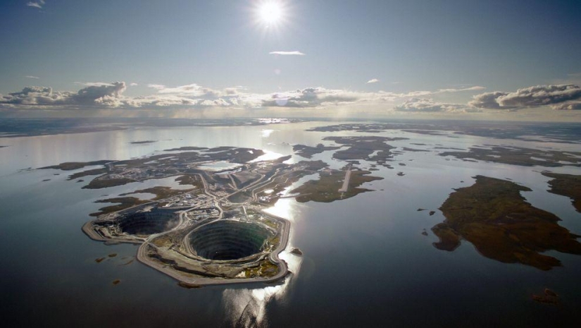 8 most impressive holes in the Earth's surface 8 most impressive holes in the Earth's surface