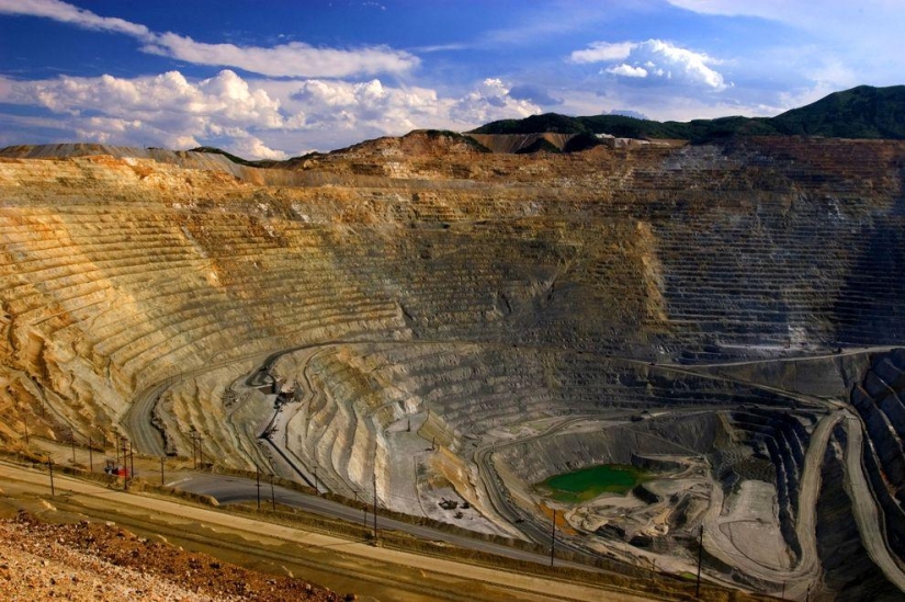 8 most impressive holes in the Earth's surface 8 most impressive holes in the Earth's surface