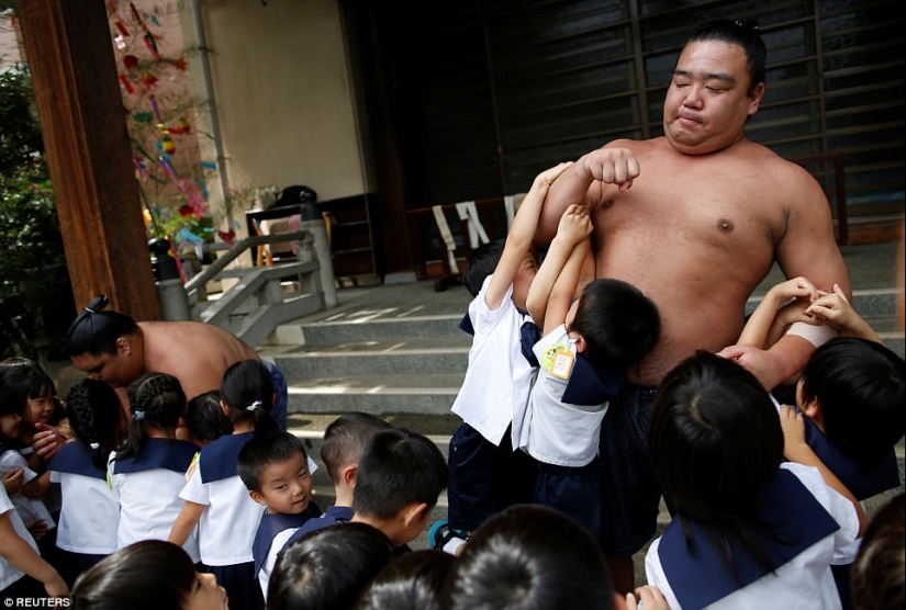8000 calories a day and oxygen masks - how sumo wrestlers live