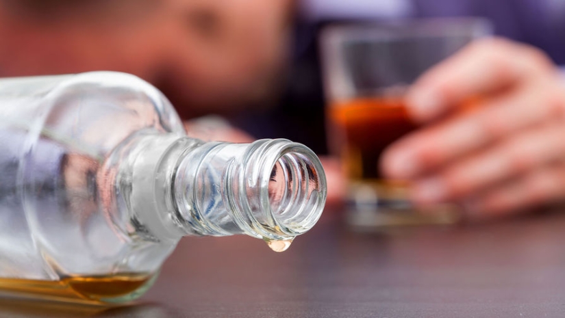 9 señales de que una persona cercana a usted es un alcohólico