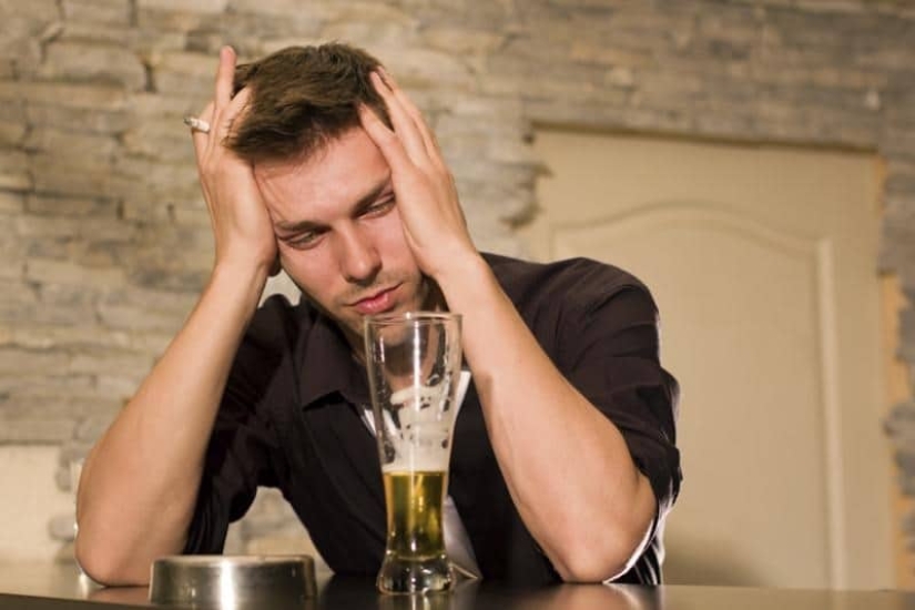 9 señales de que una persona cercana a usted es un alcohólico