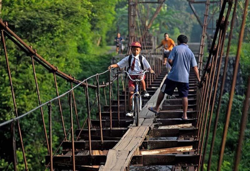 A dangerous road to school