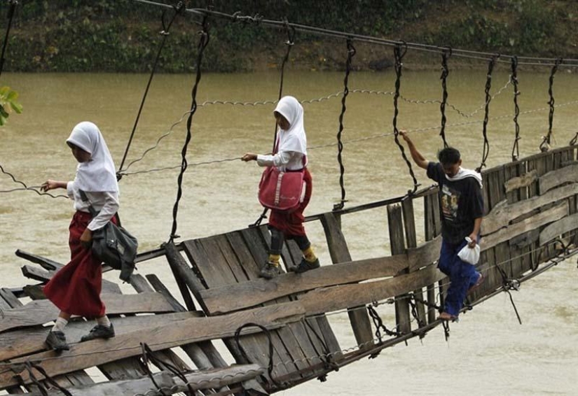 A dangerous road to school
