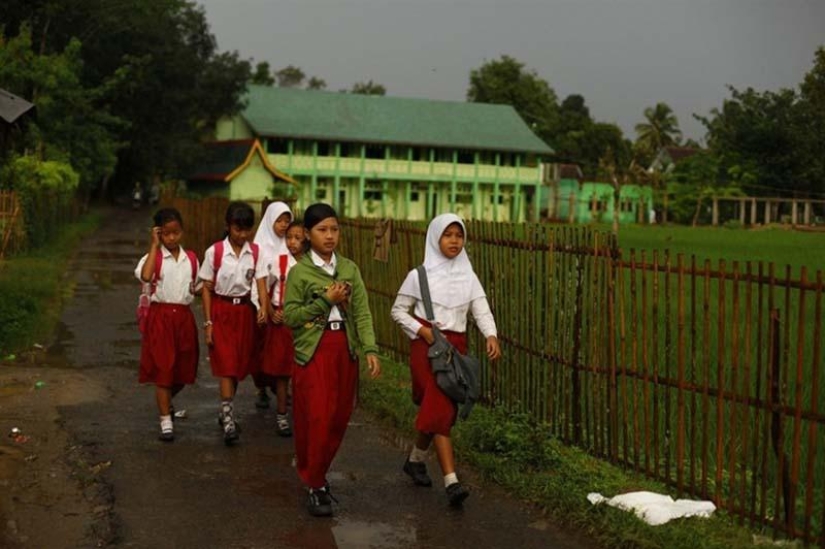 A dangerous road to school