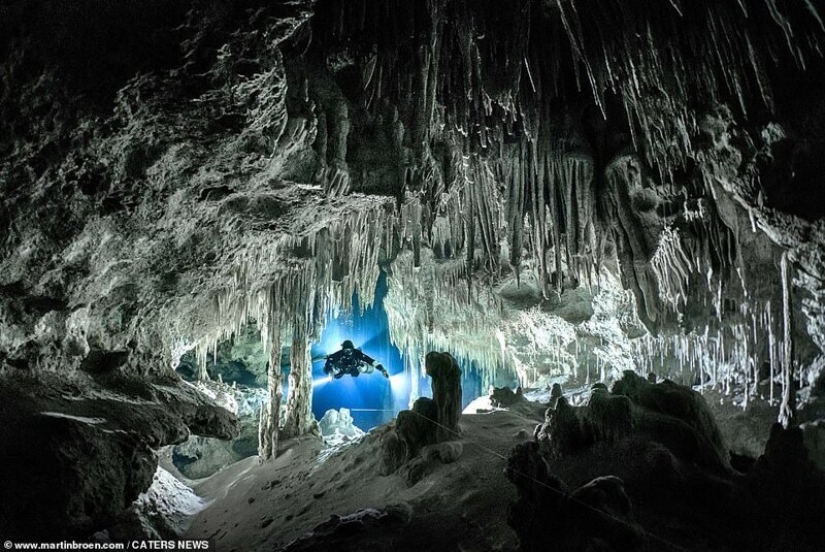 A diver risks his life making stunning images of underwater caves in Mexico A diver risks his life making stunning images of underwater caves in Mexico