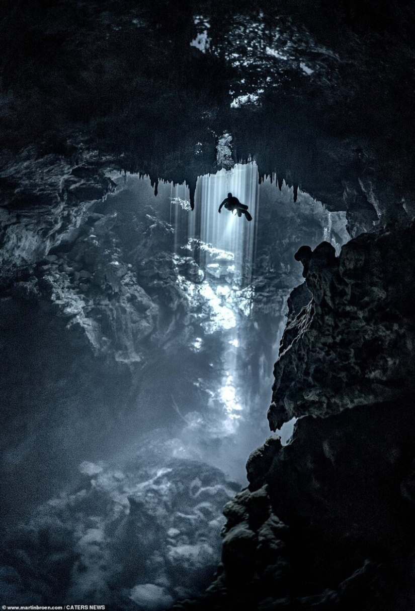A diver risks his life making stunning images of underwater caves in Mexico A diver risks his life making stunning images of underwater caves in Mexico
