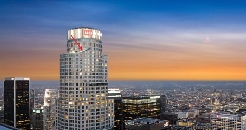 A glass slide on the tallest skyscraper in Los Angeles replaces the brave elevator