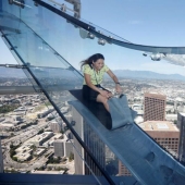 A glass slide on the tallest skyscraper in Los Angeles replaces the brave elevator A glass slide on the tallest skyscraper in Los Angeles replaces the brave elevator