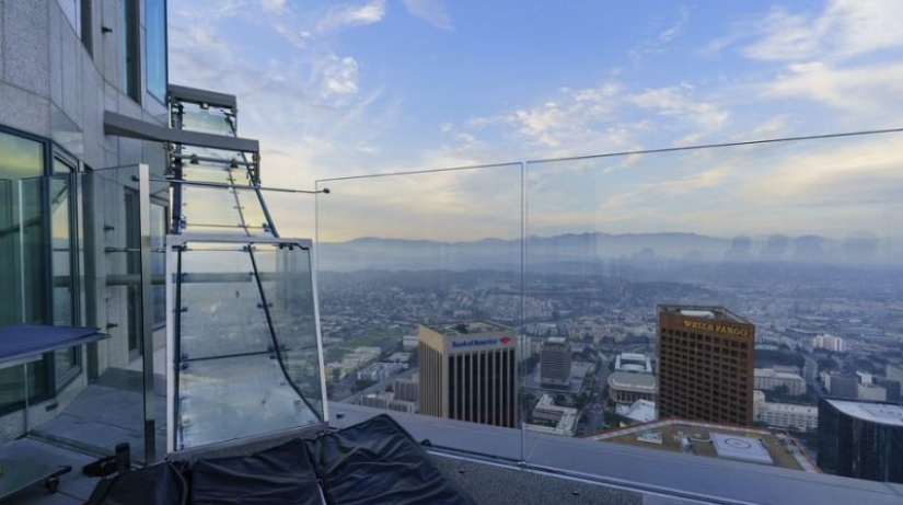 A glass slide on the tallest skyscraper in Los Angeles replaces the brave elevator