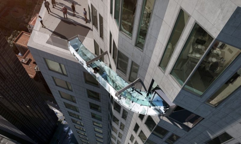 A glass slide on the tallest skyscraper in Los Angeles replaces the brave elevator