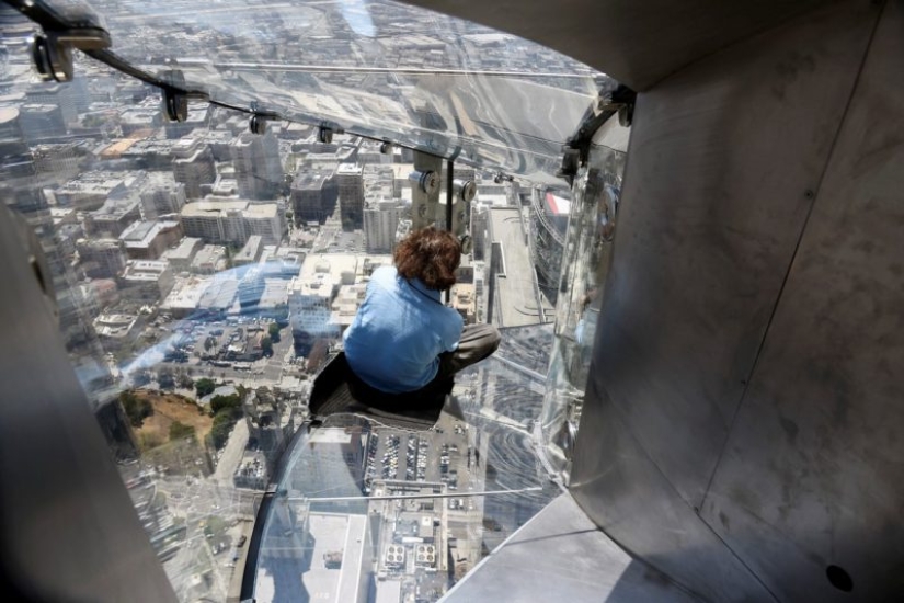 A glass slide on the tallest skyscraper in Los Angeles replaces the brave elevator