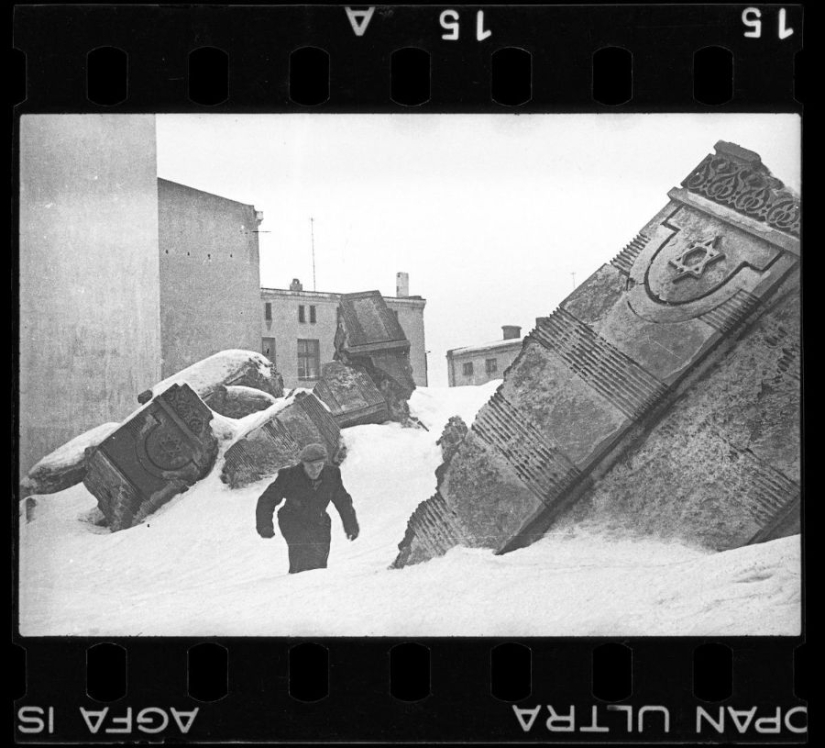 A Jewish photographer captured life in the ghetto in occupied Poland at his own risk. A Jewish photographer captured life in the ghetto in occupied Poland at his own risk.