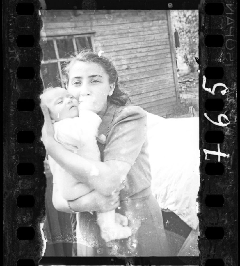 A Jewish photographer captured life in the ghetto in occupied Poland at his own risk. A Jewish photographer captured life in the ghetto in occupied Poland at his own risk.