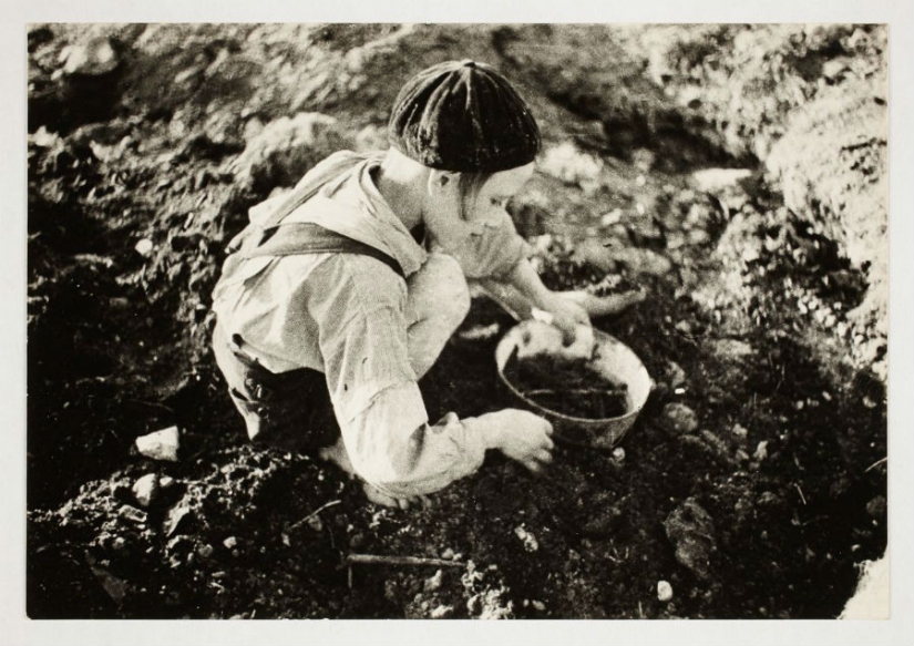 A Jewish photographer captured life in the ghetto in occupied Poland at his own risk. A Jewish photographer captured life in the ghetto in occupied Poland at his own risk.