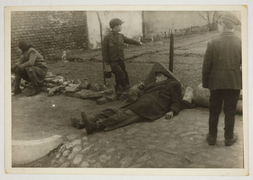 A Jewish photographer captured life in the ghetto in occupied Poland at his own risk. A Jewish photographer captured life in the ghetto in occupied Poland at his own risk.