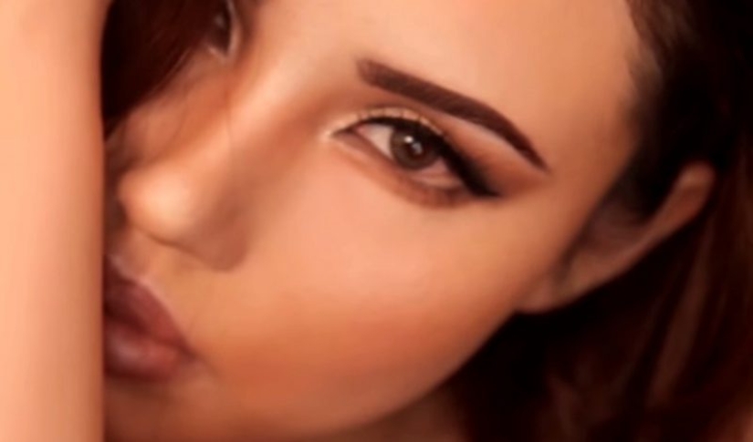 A makeup artist from Japan has learned how to change a person's race