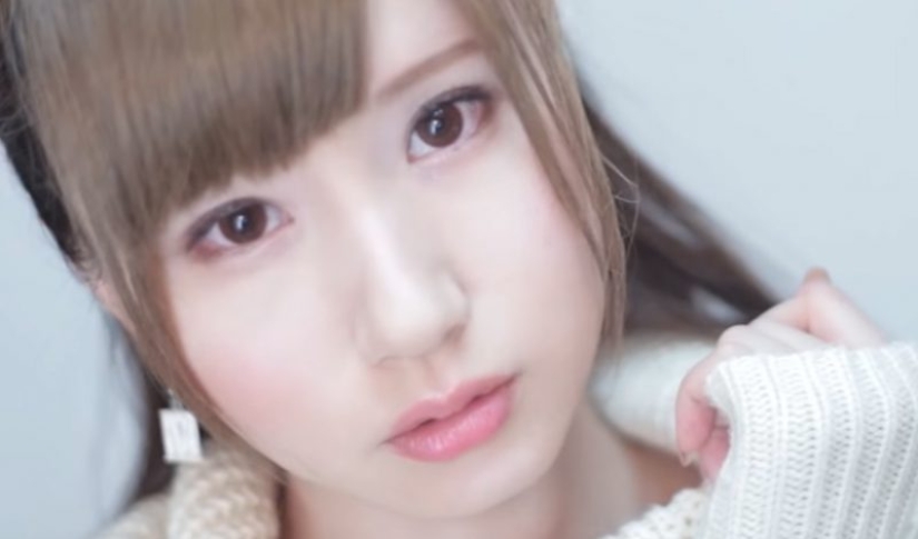 A makeup artist from Japan has learned how to change a person's race