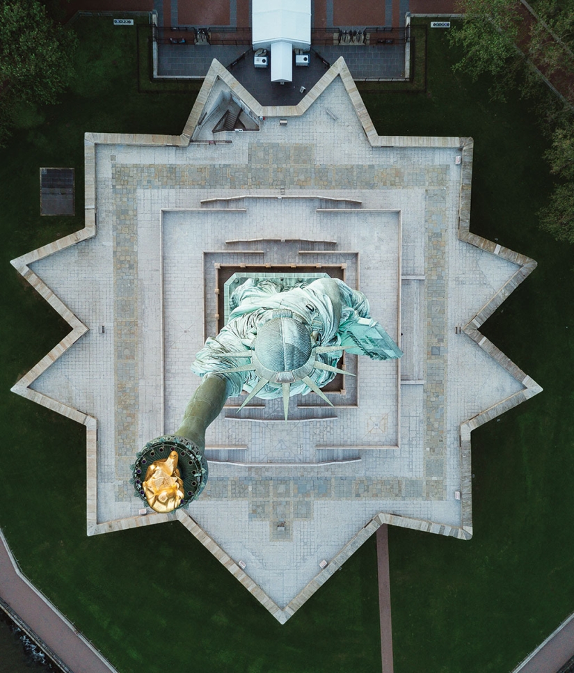 A self-taught photographer takes pictures of New York from such an angle that his pictures make your head spin