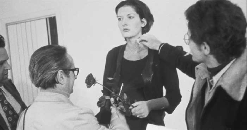 A terrible experiment: the artist stood at attention for 6 hours and allowed the audience to do anything with her A terrible experiment: the artist stood at attention for 6 hours and allowed the audience to do anything with her