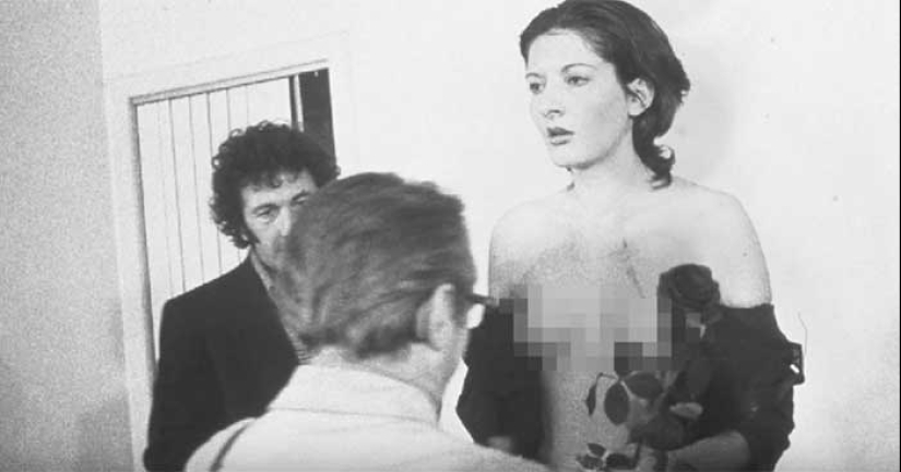 A terrible experiment: the artist stood at attention for 6 hours and allowed the audience to do anything with her A terrible experiment: the artist stood at attention for 6 hours and allowed the audience to do anything with her